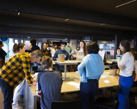 We brainstormen over nieuwe oplossingen voor maatschappelijke uitdagingen.