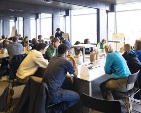 Studenten en proffen werken nauw samen.