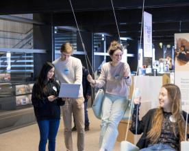 Een groep studenten vond een digitale schommel uit voor op de werkvloer!